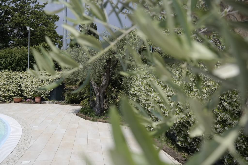 Campeggio Delle Rose Moniga del Garda Exterior foto